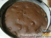 Фото приготовления рецепта: Постный шоколадный пирог с вишнями и бананом - шаг №9