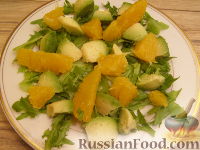 Фото приготовления рецепта: Салат из авокадо с апельсинами - шаг №7