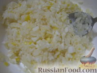 Фото приготовления рецепта: Жареные пирожки с рисом и яйцом - шаг №10