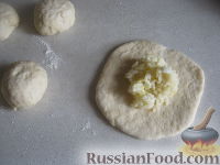Фото приготовления рецепта: Жареные пирожки с рисом и яйцом - шаг №11