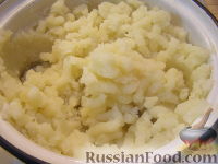 Фото приготовления рецепта: Клецки из отварного картофеля с сырной начинкой - шаг №3