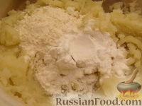 Фото приготовления рецепта: Клецки из отварного картофеля с сырной начинкой - шаг №4
