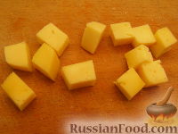 Фото приготовления рецепта: Клецки из отварного картофеля с сырной начинкой - шаг №6