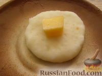Фото приготовления рецепта: Клецки из отварного картофеля с сырной начинкой - шаг №7