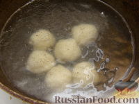 Фото приготовления рецепта: Клецки из отварного картофеля с сырной начинкой - шаг №9