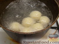 Фото приготовления рецепта: Клецки из отварного картофеля с сырной начинкой - шаг №11