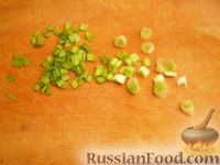 Фото приготовления рецепта: Салат с семгой, апельсином и кунжутом - шаг №2