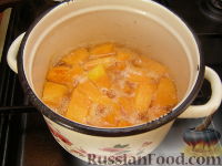 Фото приготовления рецепта: Сладкий тыквенный крем-суп с корицей - шаг №3