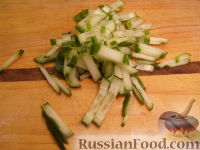 Фото приготовления рецепта: Салат из языка и свежих овощей - шаг №3