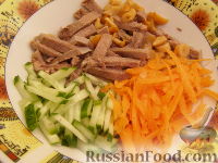 Фото приготовления рецепта: Салат из языка и свежих овощей - шаг №4