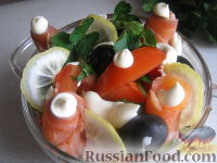 Фото к рецепту: Салат из семги с помидорами