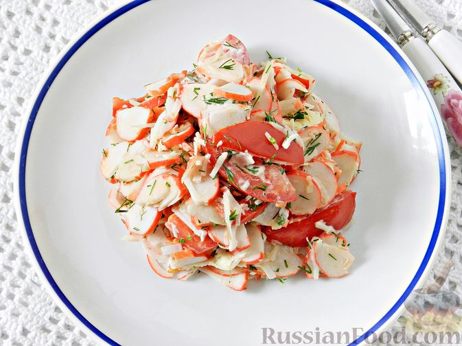 Салат с крабовыми палочками, помидорами и сыром — рецепт с фото пошагово