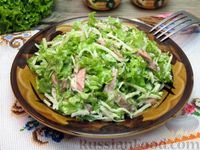 Фото к рецепту: Капустный салат с сосисками и зеленью