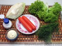 Фото приготовления рецепта: Капустный салат с сосисками и зеленью - шаг №1