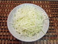Фото приготовления рецепта: Капустный салат с сосисками и зеленью - шаг №3