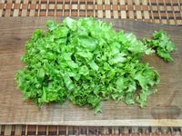 Фото приготовления рецепта: Капустный салат с сосисками и зеленью - шаг №6