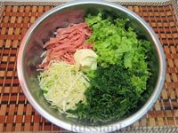Фото приготовления рецепта: Капустный салат с сосисками и зеленью - шаг №8