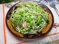 Фото приготовления рецепта: Капустный салат с сосисками и зеленью - шаг №10