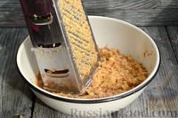 Фото приготовления рецепта: Картофельные драники с творожной начинкой (без яиц) - шаг №2