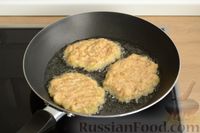 Фото приготовления рецепта: Картофельные драники с творожной начинкой (без яиц) - шаг №6