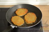 Фото приготовления рецепта: Картофельные драники с творожной начинкой (без яиц) - шаг №9