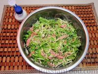 Фото приготовления рецепта: Капустный салат с сосисками и зеленью - шаг №9