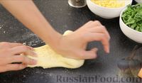 Фото приготовления рецепта: Штрудель с лососем, шпинатом и сыром - шаг №3