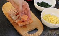 Фото приготовления рецепта: Штрудель с лососем, шпинатом и сыром - шаг №8