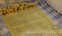 Фото приготовления рецепта: Штрудель с лососем, шпинатом и сыром - шаг №16