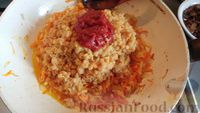 Фото приготовления рецепта: Салат «Красное море» с крабовыми палочками, помидорами и сыром - шаг №4