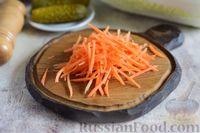 Фото приготовления рецепта: Салат с шампиньонами, сыром, морковью и солёными огурцами - шаг №5