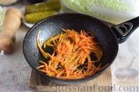 Фото приготовления рецепта: Салат с шампиньонами, сыром, морковью и солёными огурцами - шаг №6