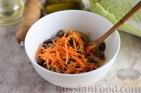 Фото приготовления рецепта: Салат с шампиньонами, сыром, морковью и солёными огурцами - шаг №8