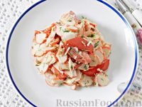 Фото к рецепту: Салат из крабовых палочек, помидоров и сыра