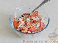 Фото приготовления рецепта: Салат из крабовых палочек, помидоров и сыра - шаг №6