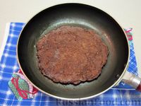 Фото приготовления рецепта: Шоколадный овсяноблин с начинкой из творога и бананов - шаг №6