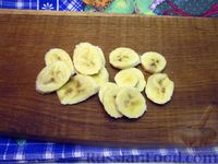 Фото приготовления рецепта: Шоколадный овсяноблин с начинкой из творога и бананов - шаг №7