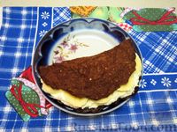 Фото приготовления рецепта: Шоколадный овсяноблин с начинкой из творога и бананов - шаг №10