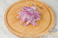 Фото приготовления рецепта: Салат из капусты с огурцами и колбасой - шаг №3