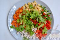 Фото приготовления рецепта: Салат с курицей, тыквой и орехами - шаг №10