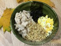 Фото приготовления рецепта: Салат из курицы с грецкими орехами - шаг №9