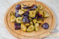 Фото приготовления рецепта: Фруктово-ягодный террин с арбузом, сливами и виноградом - шаг №9