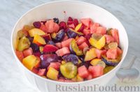 Фото приготовления рецепта: Фруктово-ягодный террин с арбузом, сливами и виноградом - шаг №11