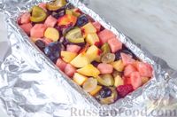 Фото приготовления рецепта: Фруктово-ягодный террин с арбузом, сливами и виноградом - шаг №13