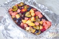 Фото приготовления рецепта: Фруктово-ягодный террин с арбузом, сливами и виноградом - шаг №14