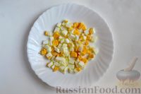 Фото приготовления рецепта: Мясной салат с виноградом и солёными огурцами - шаг №4