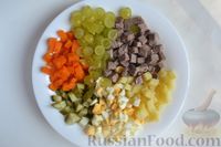 Фото приготовления рецепта: Мясной салат с виноградом и солёными огурцами - шаг №8