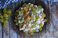 Фото приготовления рецепта: Мясной салат с виноградом и солёными огурцами - шаг №12