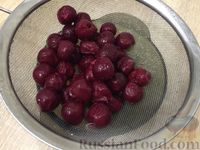 Фото приготовления рецепта: Творожная запеканка с манной крупой и вишнями - шаг №2