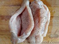 Фото приготовления рецепта: Куриные грудки, фаршированные ананасами и сыром - шаг №6